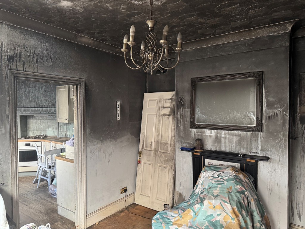 Lot: 42 - FIRE-DAMAGED HOUSE FOR REPAIR AND IMPROVEMENT - Dining Room